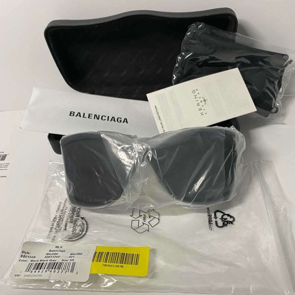 This butterfly Balenciaga sunglass BB0154s black frame with grey lenses. - Picture 14 of 14